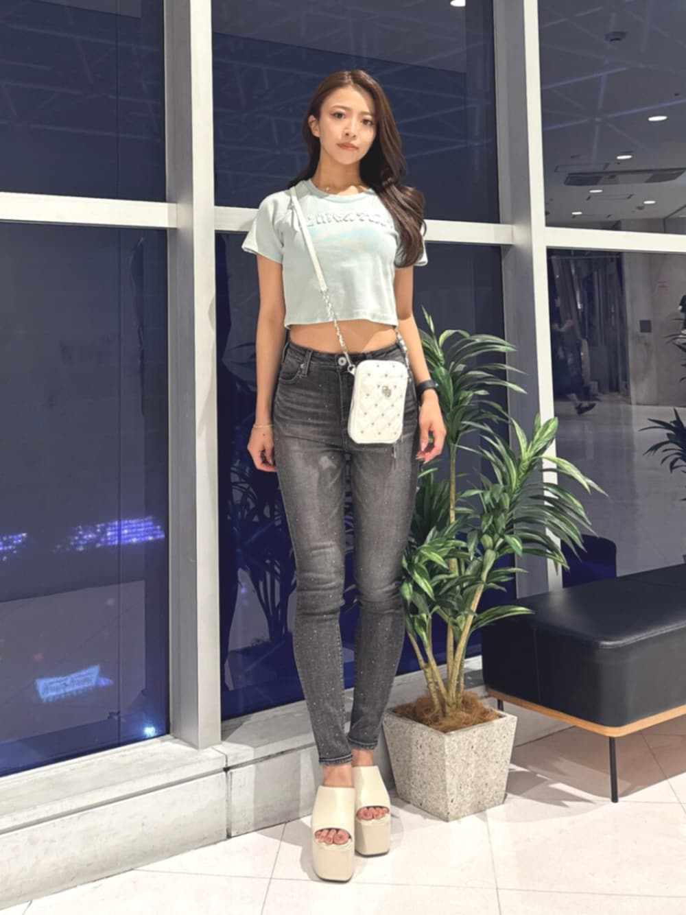 ホワイト系のサンダル、ブラック系のデニムパンツ、ブルー系のTシャツ/カットソーを着用したレディースの夏コーディネートの1枚目の写真