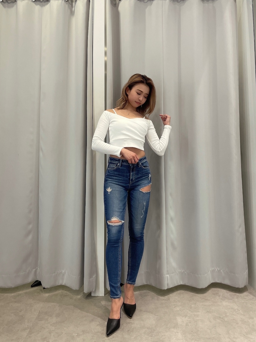 ホワイト系のTシャツ/カットソー、ブルー系のデニムパンツ、ブラック系のパンプスを着用したレディースの春コーディネートの1枚目の写真