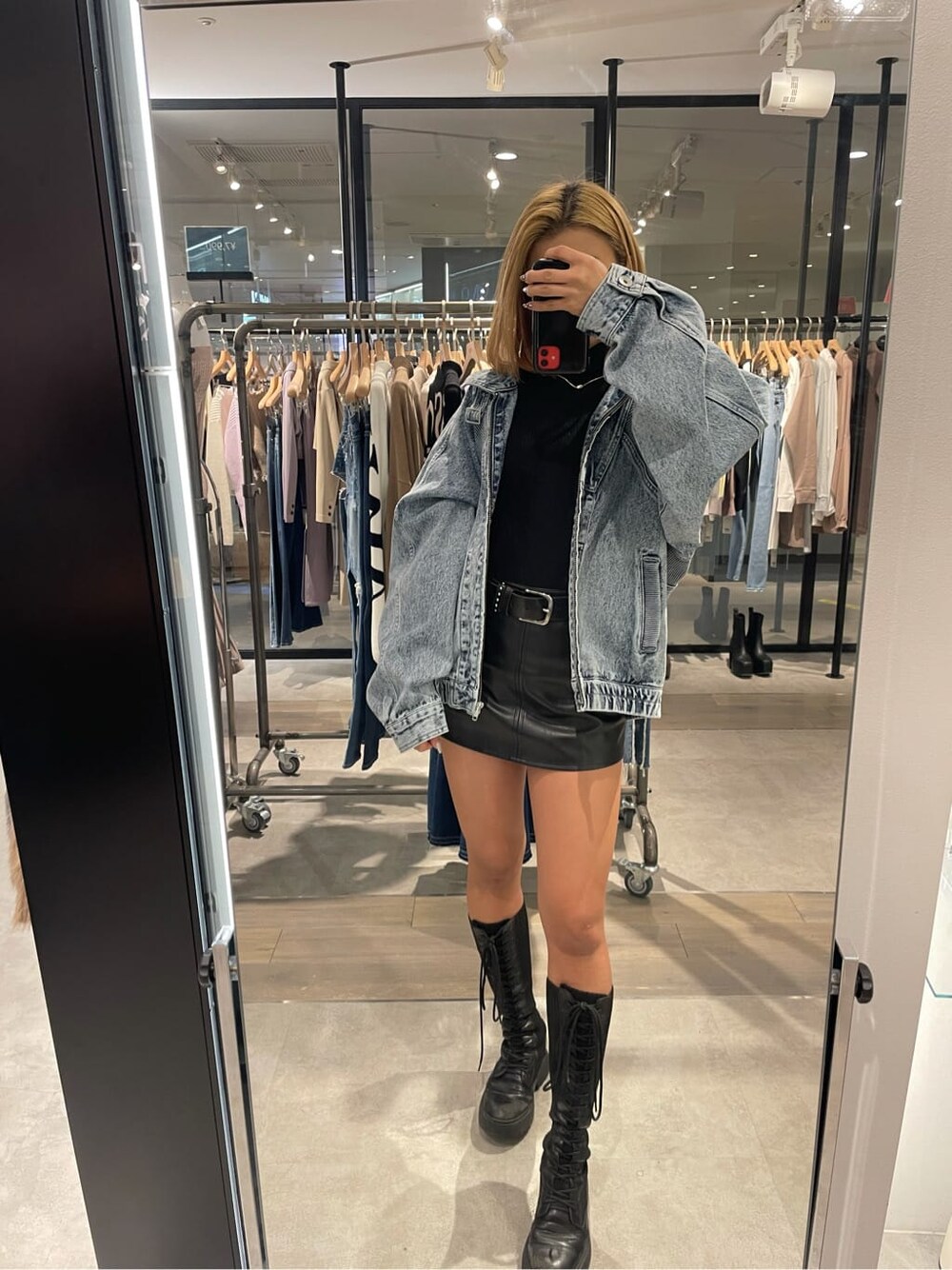 ブルー系のブルゾン、ブラック系のブーツ、ブラック系のニット/セーターを着用したレディースの冬コーディネートの1枚目の写真