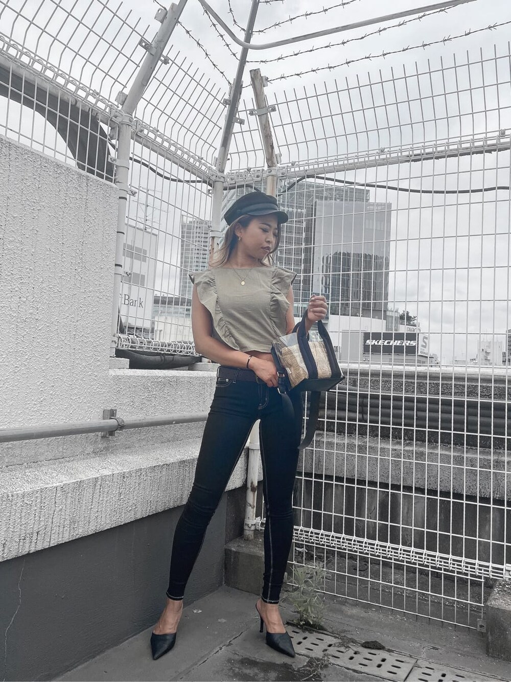 ブラック系のパンプス、ブラック系のデニムパンツ、グリーン系のシャツ/ブラウスを着用したレディースの夏コーディネートの1枚目の写真