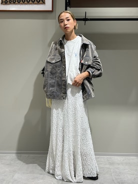 「アイテム（デニムジャケット、ベージュ系）」を使った、松岡奈瑠さん（レディース・157cm）の秋コーディネート