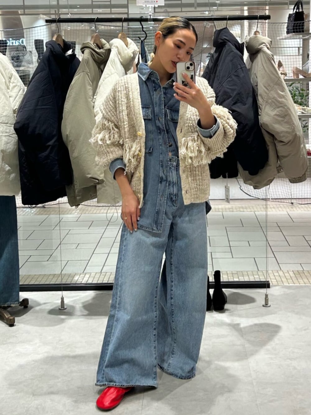 ブルー系のデニムパンツ、ホワイト系のカーディガン/ボレロ、ブルー系のシャツ/ブラウスを着用したレディースの冬コーディネートの1枚目の写真