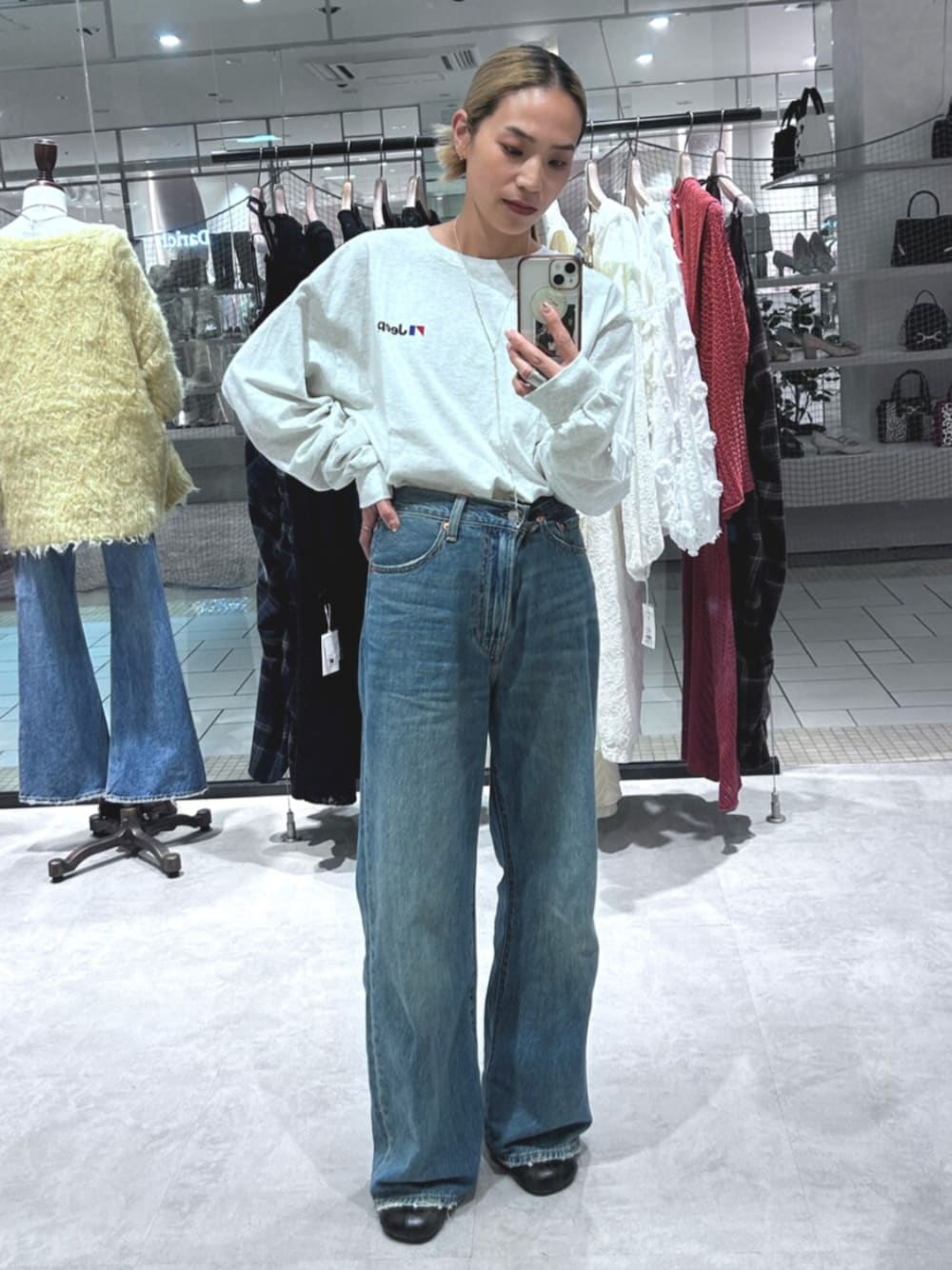 ブルー系のデニムパンツ、グレー系のTシャツ/カットソーを着用したレディースの秋コーディネートの1枚目の写真