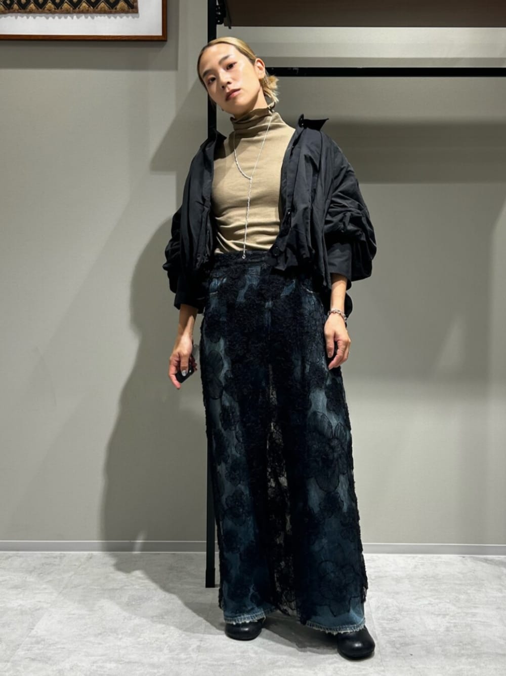 ブルー系のデニムパンツ、ブラック系のブルゾン、ホワイト系のTシャツ/カットソーを着用したレディースの秋コーディネートの1枚目の写真