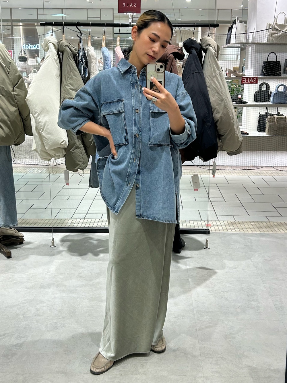 ブルー系のシャツ/ブラウス、グレー系のスカート、ベージュ系のローファーを着用したレディースの冬コーディネートの1枚目の写真