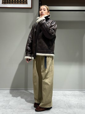 「アイテム（チノパンツ）」を使った、松岡奈瑠さん（レディース・157cm）の秋コーディネート