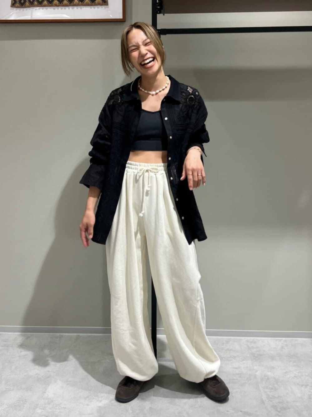 ホワイト系のスウェットパンツ、ブラック系のシャツ/ブラウス、ブラック系のキャミソールを着用したレディースの春コーディネートの1枚目の写真