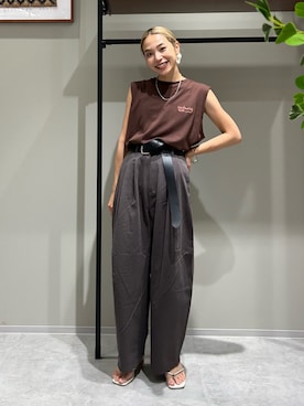 「アイテム（チノパンツ、グレー系）」を使った、松岡奈瑠さん（レディース・157cm）の夏コーディネート