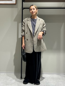 「アイテム（スリッポン）」を使った、松岡奈瑠さん（レディース・157cm）の秋コーディネート