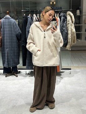 「アイテム（パーカー、ホワイト系）」を使った、松岡奈瑠さん（レディース・157cm）の冬コーディネート