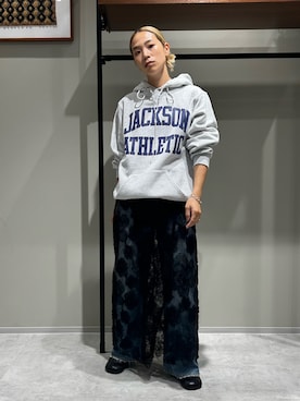 「RUSSELL（ラッセル）のアイテム」を使った、松岡奈瑠さん（レディース・157cm）の秋コーディネート