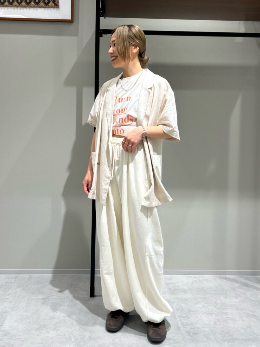 ホワイト系のスウェットパンツ、ホワイト系のシャツ/ブラウス、ホワイト系のTシャツ/カットソーを着用したレディースの春コーディネートの1枚目の写真