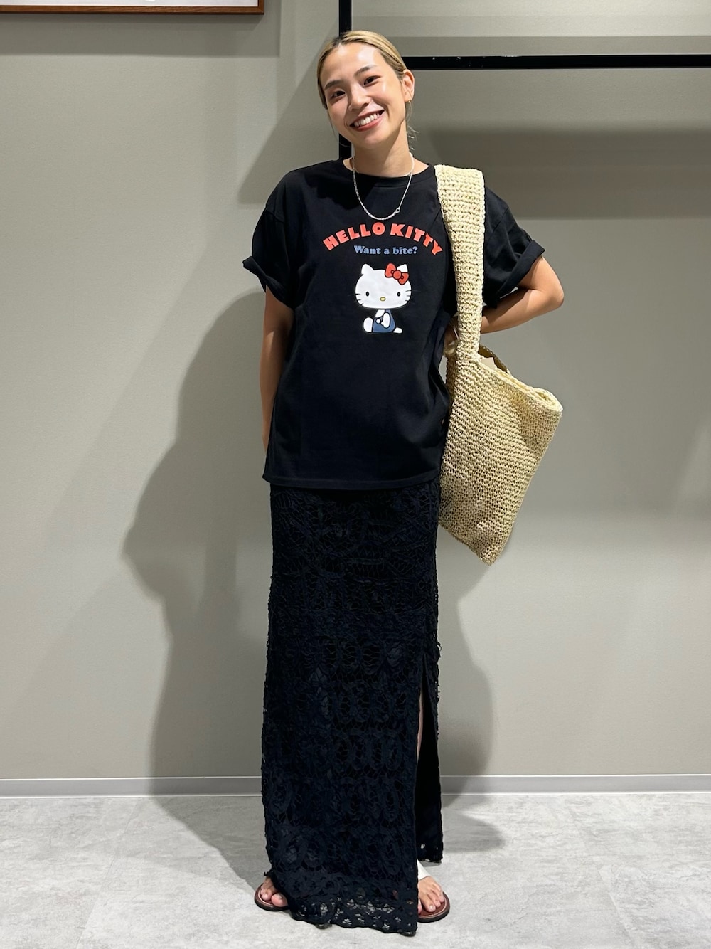 ブラック系のTシャツ/カットソー、ブラック系のスカート、ベージュ系のショルダーバッグを着用したレディースの夏コーディネートの1枚目の写真