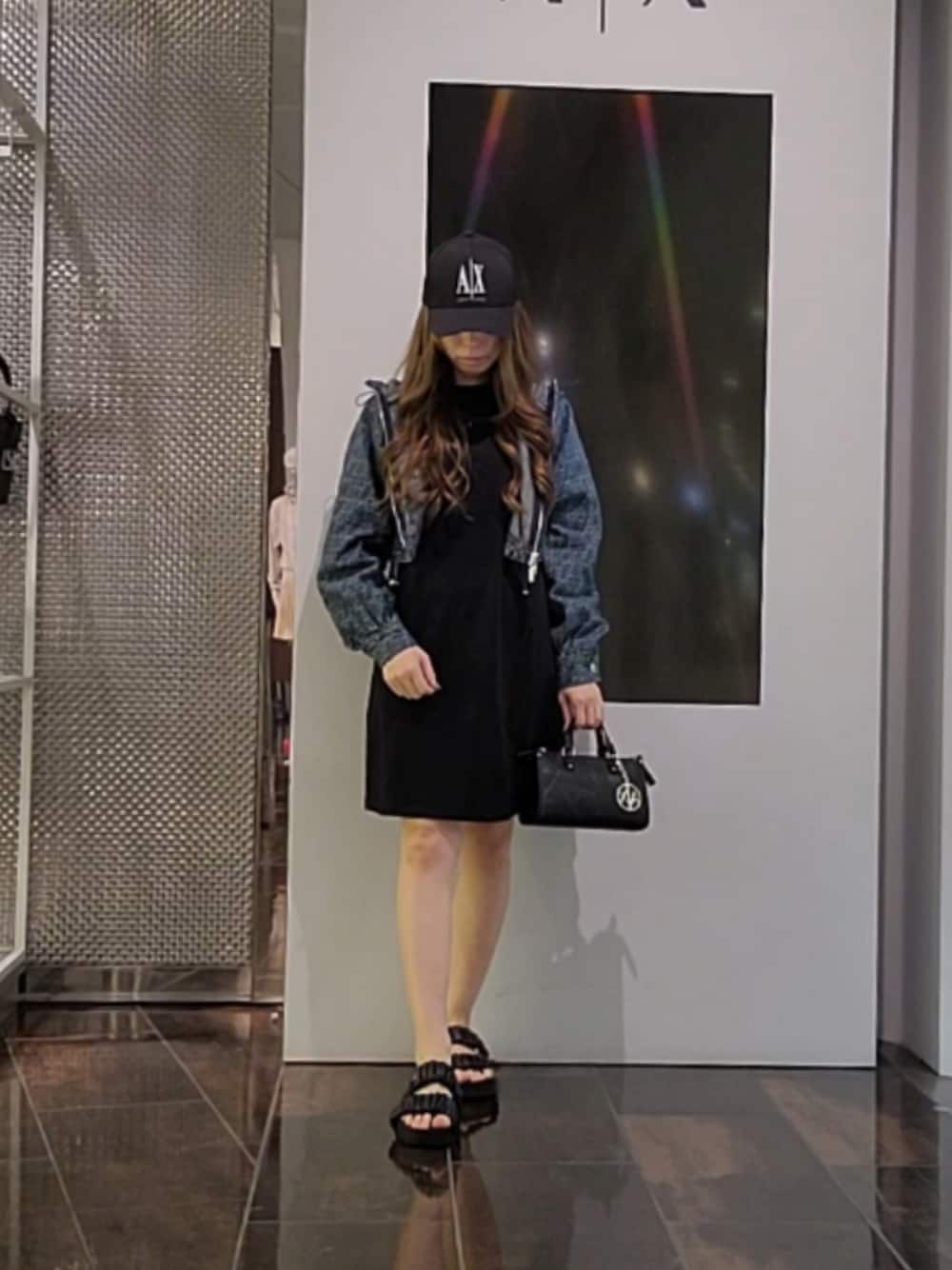 「armaniexchange、ARMANIEXCHANGE、AXchanger、AXchange、シンプルコーデ、デニム、夏コーデ、きれいめカジュアル、ワンピーススタイル、Tシャツ×デニム、オトナカワイイ」｜「ARMANI EXCHANGEの【A|X アルマーニ エクスチェンジ】オールオーバーマキシロゴ スモールハンドバッグ（ハンドバッグ、ブラック系）」を使った、♡aYuMiiiiiiiiさん（レディース・158cm）の春コーディネートの1枚目の写真