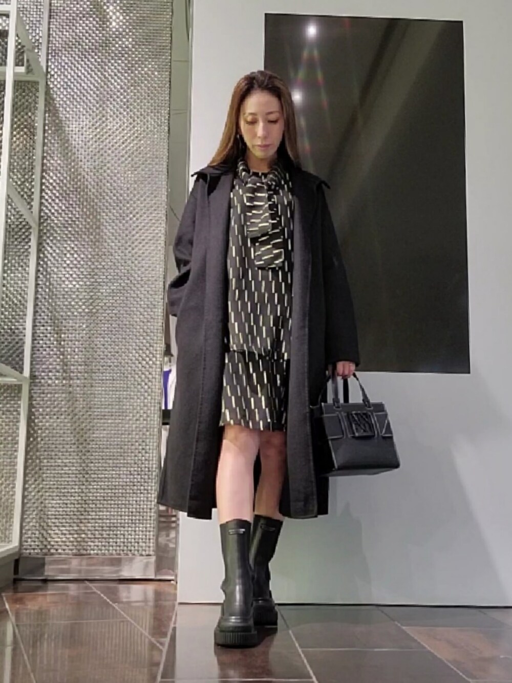 「アルマーニエクスチェンジ、AXchange、AXchanger、秋冬コーデ、大人女子、着回しコーデ、コート、ワンピース、ワントーンコーデ、ショルダーバッグ、ワンピーススタイル、ブーツ、コートスタイル、モノトーン」｜「ARMANI EXCHANGEの【A|Xアルマーニ エクスチェンジ】BOXロゴバックル　ミニハンドバッグ（ハンドバッグ、ブラック系）」を使った、♡aYuMiiiiiiiiさん（レディース・158cm）の秋コーディネートの1枚目の写真