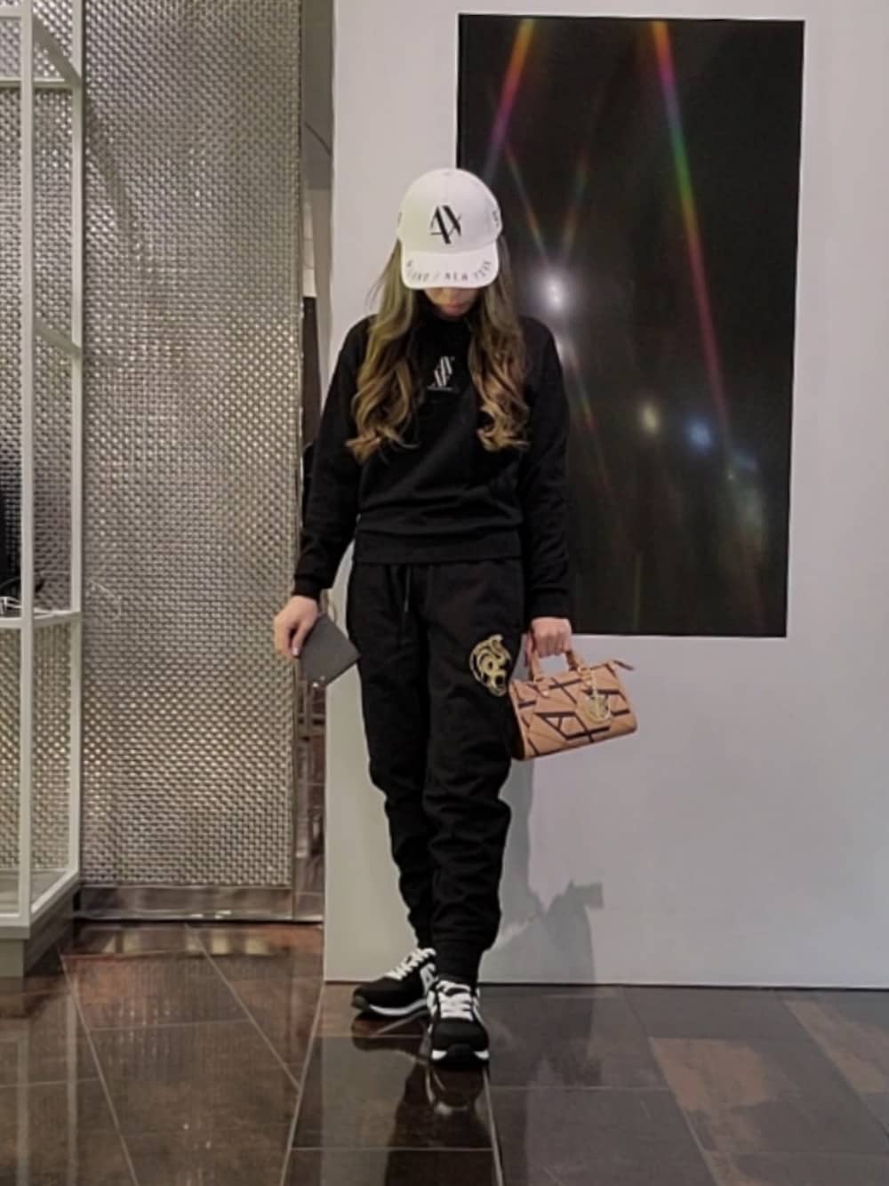 「アルマーニエクスチェンジ、今日のコーデ、armaniexchange、ARMANIEXCHANGE、AXchanger、AXchange、シンプルコーデ、スニーカー、ブラックコーデ、ワントーンコーデ」｜「ARMANI EXCHANGEの【A|X アルマーニ エクスチェンジ】〈LUNAR NEW YEARカプセル〉スネークデザイン スウェットジョガーパンツ（スウェットパンツ、ブラック系）」を使った、♡aYuMiiiiiiiiさん（レディース・158cm）の冬コーディネートの1枚目の写真