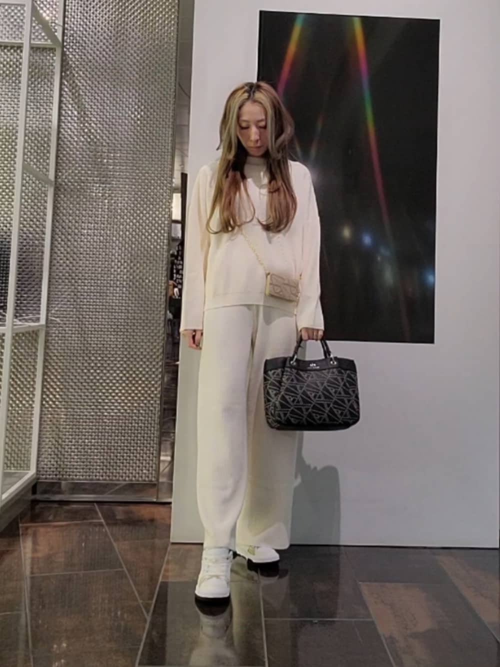 「アルマーニエクスチェンジ、AXchanger、armaniexchange、AXchange、ARMANIEXCHANGE、シンプルコーデ、お出かけコーデ、オトナ女子、スニーカー、きれいめカジュアル、ワントーンコーデ、シンプルスタイル、セットアップ、セットアップスタイル、ホワイトコーデ」｜「ARMANI EXCHANGEの【A|X アルマーニ エクスチェンジ】＜オンライン限定＞A|Xロゴ　ミニハンドバッグ（モノグラムロゴスタッツ）（ハンドバッグ、ブラック系）」を使った、♡aYuMiiiiiiiiさん（レディース・158cm）の冬コーディネートの1枚目の写真