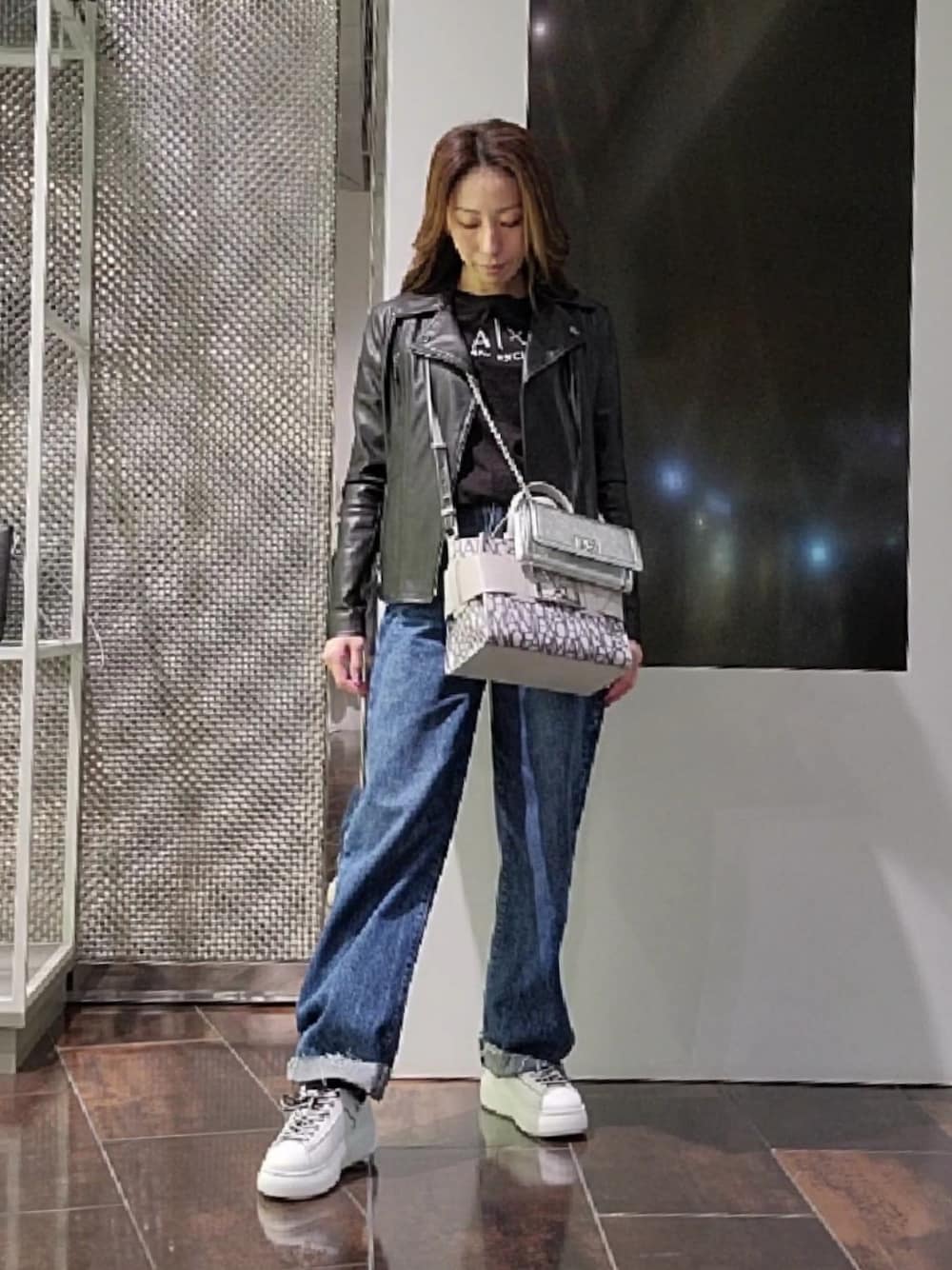 「アルマーニエクスチェンジ、春服コーデ、AXchange、AXchanger、カジュアルスタイル、デニム、春アウター、Tシャツ、春服みてみて、春コーデ、ショルダーバッグ、ミニバッグ、オトナカワイイ、レザー、レザージャケット」｜「ARMANI EXCHANGEの【A|X アルマーニ エクスチェンジ】ミディアムブルー　デニムパンツ_J38 RELAXED（デニムパンツ、ブルー系）」を使った、♡aYuMiiiiiiiiさん（レディース・158cm）の春コーディネートの1枚目の写真