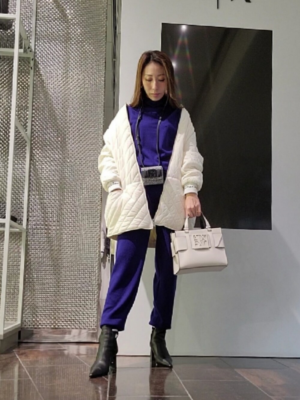「アルマーニエクスチェンジ、AXchanger、AXchange、冬ファッション、休日スタイル、おしゃれさんと繋がりたい、おでかけコーデ、オトナ女子、オーバーサイズ、キルティング、セットアップ、ニット、タートルネック、ダウンジャケット、アウター」｜「ARMANI EXCHANGEの【A|Xアルマーニ エクスチェンジ】BOXロゴバックル　ミニハンドバッグ（ハンドバッグ、ベージュ系）」を使った、♡aYuMiiiiiiiiさん（レディース・158cm）の冬コーディネートの1枚目の写真