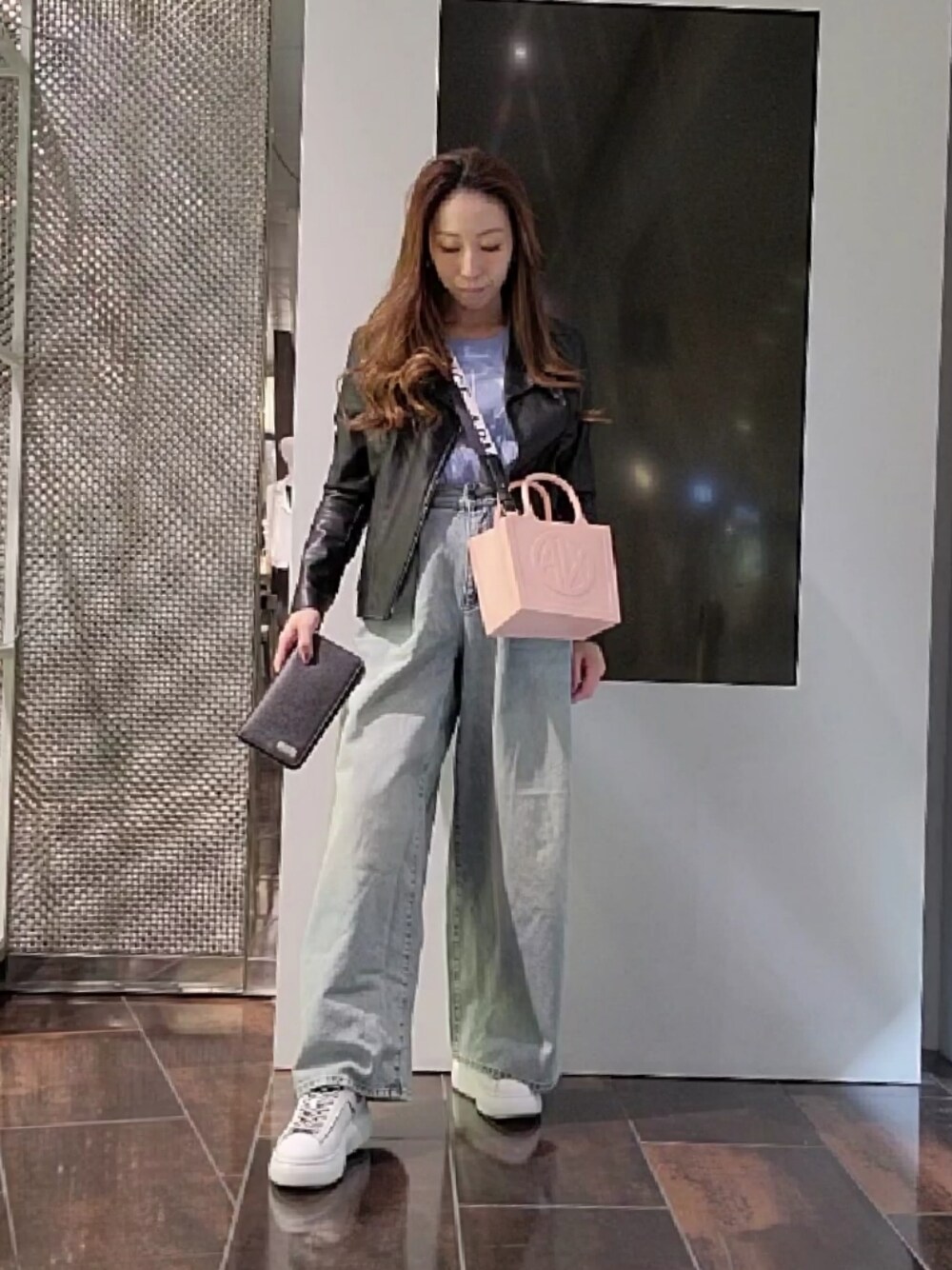 「アルマーニエクスチェンジ、AXchange、AXchanger、休日スタイル、お出かけコーデ、春服、春コーデ、春アウター、春服みてみて、シンプル、カジュアルコーデ、オトナカジュアル、パンツコーデ、デニム、ショルダーバッグ」｜「ARMANI EXCHANGEの【A|X アルマーニ エクスチェンジ】ボリュームソールスニーカー（スニーカー、ホワイト系）」を使った、♡aYuMiiiiiiiiさん（レディース・158cm）の春コーディネートの1枚目の写真