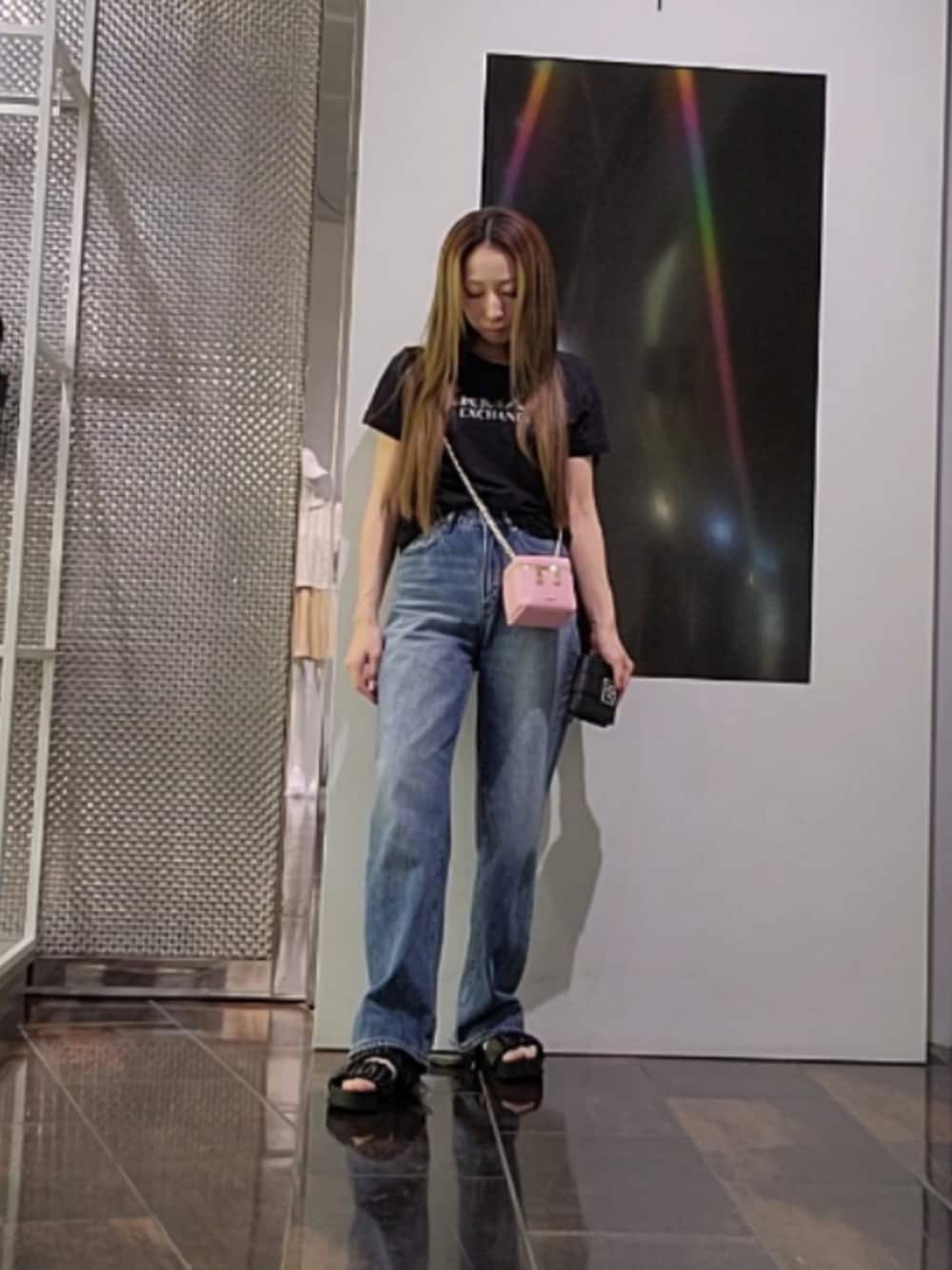 「armaniexchange、ARMANIEXCHANGE、AXchanger、AXchange、サンダル、シンプルコーデ、オトナ女子、デニム、ブラックコーデ、お出かけコーデ、大人コーデ、きれいめカジュアル、ロゴT、Tシャツ×デニム、ショルダーバッグ」｜「ARMANI EXCHANGEの【A|X アルマーニ エクスチェンジ】BE ミッドブルーウォッシュ デニムパンツ_J38 RELAXED（デニムパンツ、ブルー系）」を使った、♡aYuMiiiiiiiiさん（レディース・158cm）の春コーディネートの1枚目の写真