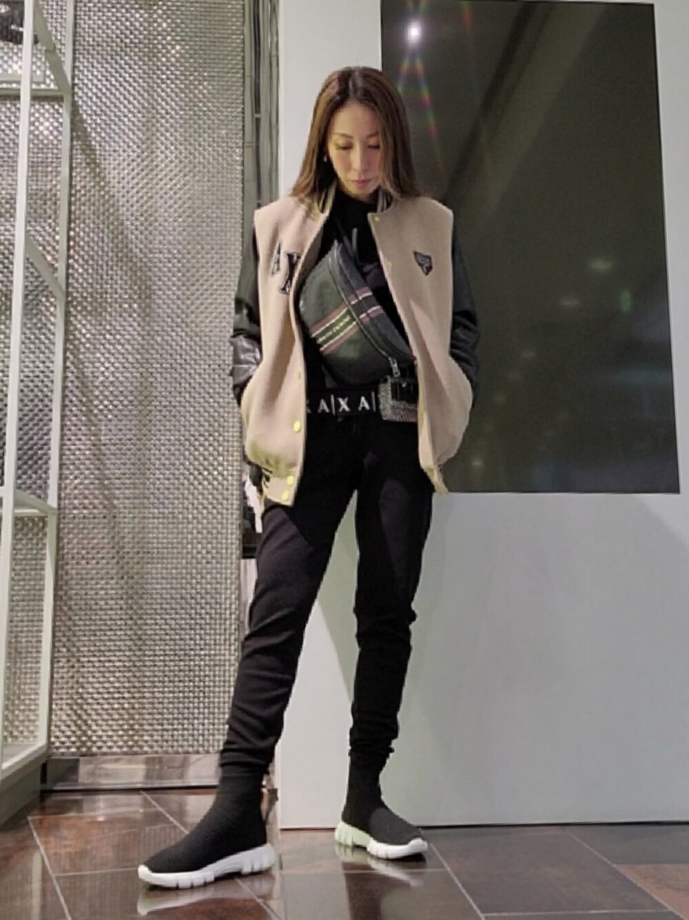 「アルマーニエクスチェンジ、AXchanger、AXchange、秋服コーデ、オトナ女子、armaniexchange、セーター、ベージュ、ボディバッグ、パンツスタイル、カジュアルコーデ、スポーツミックス、スニーカー、ブーツ」｜「ARMANI EXCHANGEの【A|X アルマーニ エクスチェンジ】AXロゴ　バーシティジャケット（ブルゾン、ベージュ系）」を使った、♡aYuMiiiiiiiiさん（レディース・158cm）の秋コーディネートの1枚目の写真