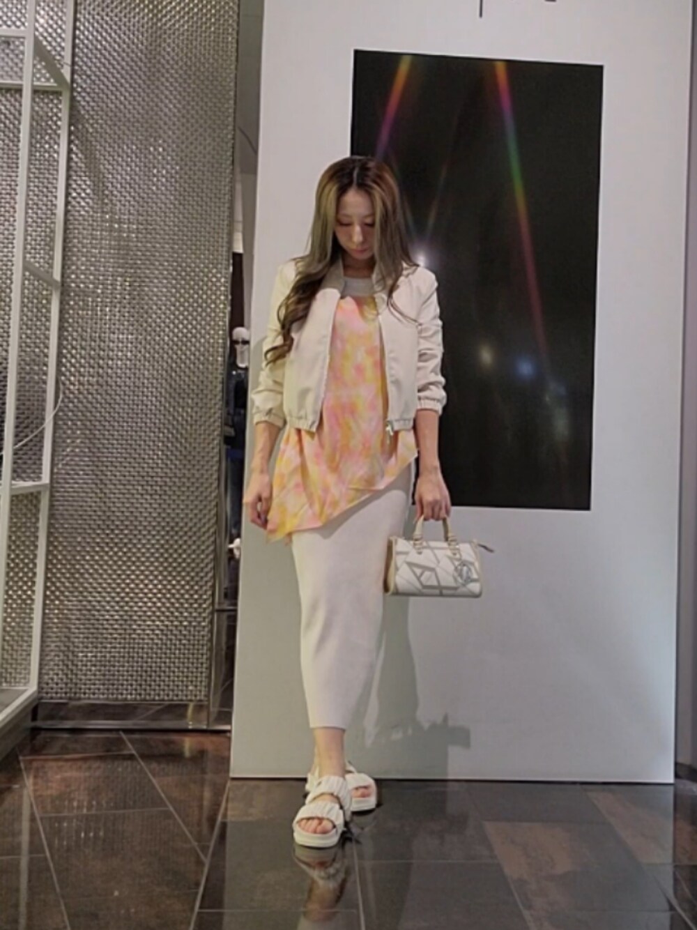 「アルマーニエクスチェンジ、armaniexchange、ARMANIEXCHANGE、AXchanger、AXchange、春色、春めき満開コーデ、ジャケット、オトナ女子、お出かけコーデ、大人コーデ、お洒落さんとつながりたい、きれいめカジュアル、デートコーデ、オトナカワイイ」｜「ARMANI EXCHANGEの【A|X アルマーニ エクスチェンジ】リブデザイン ノースリーブロングワンピース（ワンピース、ホワイト系）」を使った、♡aYuMiiiiiiiiさん（レディース・158cm）の春コーディネートの1枚目の写真