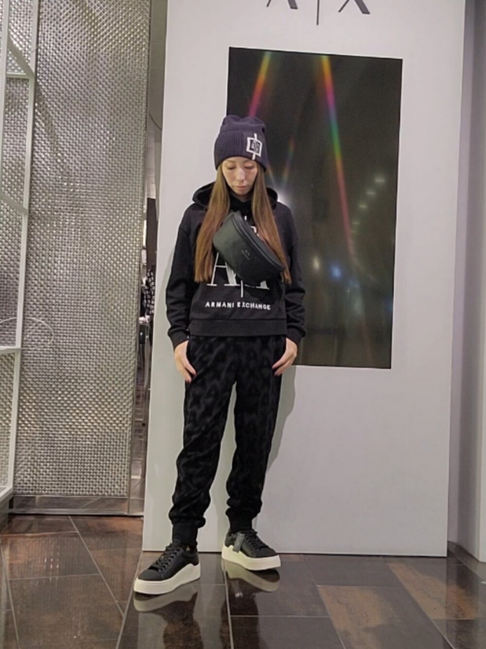 「アルマーニエクスチェンジ、armaniexchange、ARMANIEXCHANGE、AXchanger、AXchange、シンプルコーデ、スニーカー、ブラックコーデ、シンプルスタイル、ワントーンコーデ、パーカー、ブラック、ニット帽、メンズライク、ショルダーバッグ」｜「ARMANI EXCHANGEの【A|X アルマーニ エクスチェンジ】ラインスクエアロゴ　ニットキャップ（ニットキャップ/ビーニー、ブルー系）」を使った、♡aYuMiiiiiiiiさん（レディース・158cm）の冬コーディネートの1枚目の写真