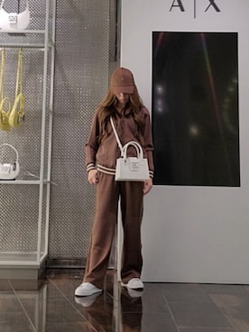 「ARMANI EXCHANGE（アルマーニエクスチェンジ）の【A|X アルマーニ エクスチェンジ】AXロゴ スウェットリラックスパンツ（スウェットパンツ、ブラウン系）」を使った、♡aYuMiiiiiiiiさん（レディース・158cm）の春コーディネート