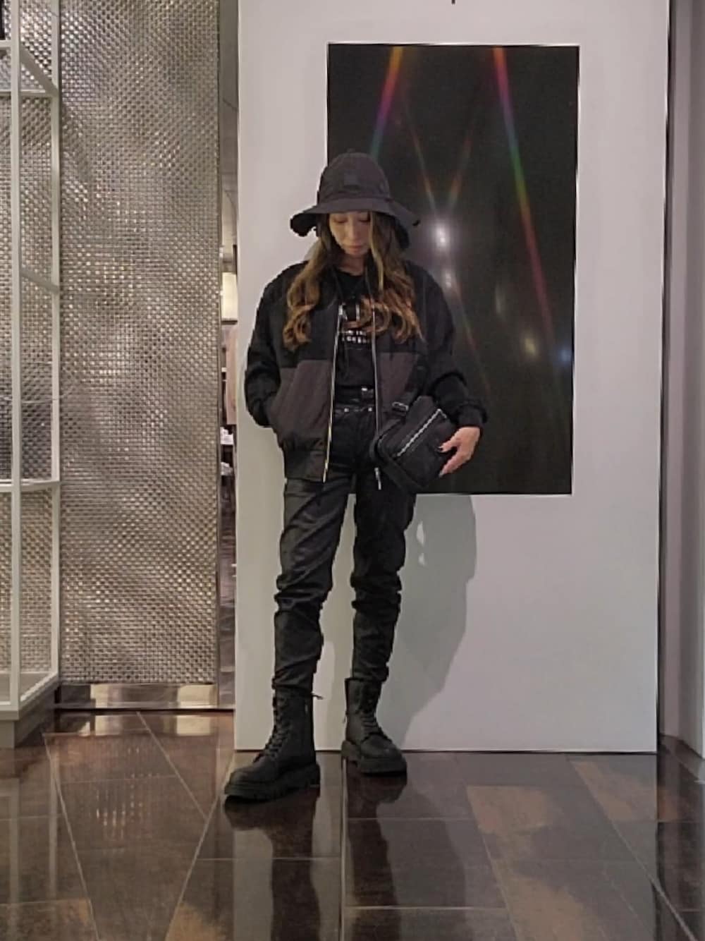 「アルマーニエクスチェンジ、AXchanger、AXchange、armaniexchange、ARMANIEXCHANGE、レイヤードスタイル、秋っぽコーデ更新中、シンプルコーデ、お出かけコーデ、きれいめカジュアル、ワントーンコーデ、Tシャツ×デニム、オールブラック、ブラック、ブーツ」｜「ARMANI EXCHANGEの【A|X アルマーニ エクスチェンジ】プラットフォームレースアップブーツ（ブーツ、ブラック系）」を使った、♡aYuMiiiiiiiiさん（レディース・158cm）の秋コーディネートの1枚目の写真