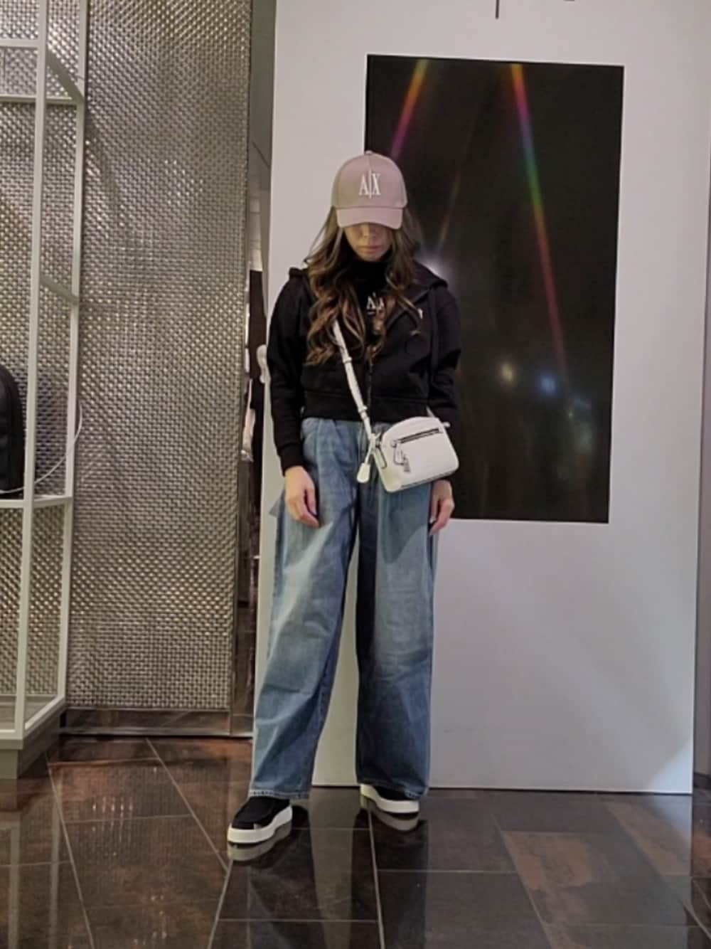 「アルマーニエクスチェンジ、armaniexchange、ARMANIEXCHANGE、AXchanger、AXchange、最近のいい感じコーデ、ショルダーバッグ、大人カジュアル、シンプルコーデ、お出かけコーデ、デニム、スニーカー、きれいめカジュアル、オトナカワイイ、シンプルスタイル」｜「ARMANI EXCHANGEの【A|X アルマーニ エクスチェンジ】ライトブルーウォッシュデニムパンツ_J33 SUPER WIDE LEG（デニムパンツ、ブルー系）」を使った、♡aYuMiiiiiiiiさん（レディース・158cm）の春コーディネートの1枚目の写真