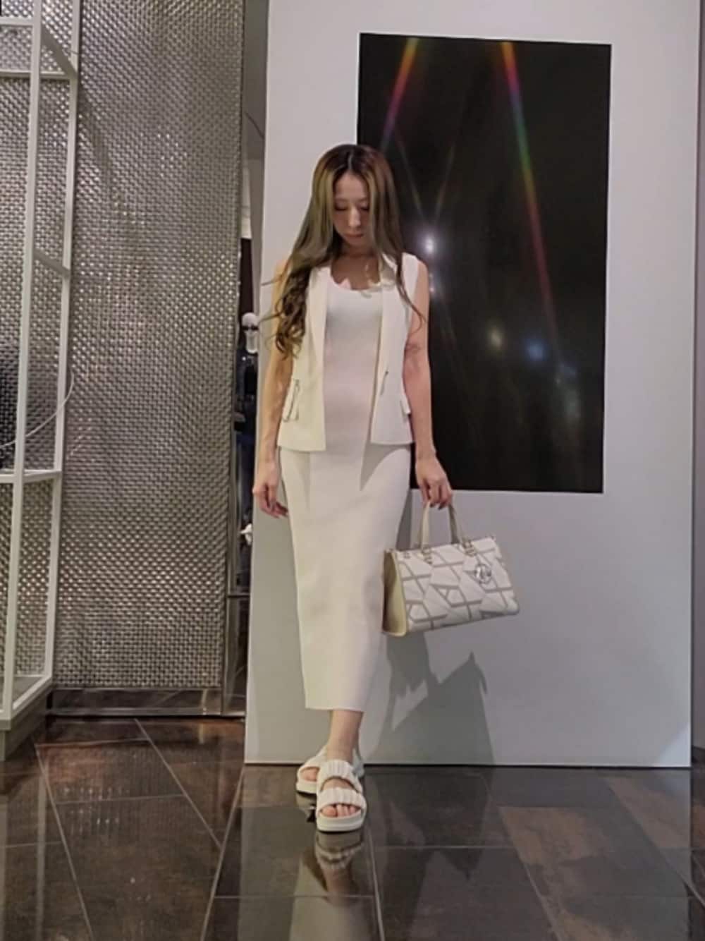 「armaniexchange、ARMANIEXCHANGE、AXchanger、AXchange、春めき満開コーデ、シンプルコーデ、オトナ女子、お出かけコーデ、お洒落さんとつながりたい、きれいめカジュアル、春カラー、デートコーデ」｜「ARMANI EXCHANGEの【A|X アルマーニ エクスチェンジ】オールオーバーマキシロゴ ミディアムハンドバッグ（ハンドバッグ、ホワイト系）」を使った、♡aYuMiiiiiiiiさん（レディース・158cm）の春コーディネートの1枚目の写真