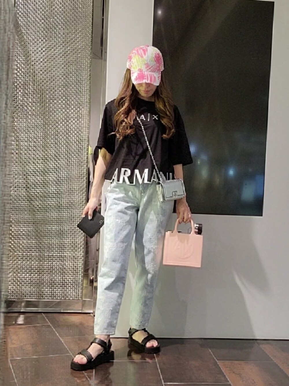 「アルマーニエクスチェンジ、AXchanger、AXchange、armaniexchange、ARMANIEXCHANGE、きれいめカジュアル、夏コーデ、さらっと晴れやかスナップ、夏、オトナ女子、大人コーデ、お出かけコーデ、デートコーデ、Tシャツ×デニム、キャップ」｜「ARMANI EXCHANGEの【A|X アルマーニ エクスチェンジ】AXロゴ　ミニハンドバッグ（ハンドバッグ、ピンク系）」を使った、♡aYuMiiiiiiiiさん（レディース・158cm）の夏コーディネートの1枚目の写真