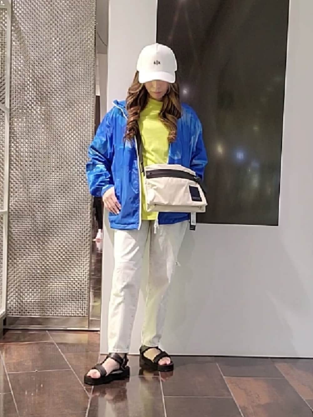 「アルマーニエクスチェンジ、AXchanger、AXchange、armani、きれいめカジュアル、フェスコーデ、夏だ！Tシャツ着よう！、さらっと晴れやかスナップ、夏、オトナ女子、大人コーデ、お洒落さんとつながりたい、デニム、夏コーデ、ロゴT」｜「ARMANI EXCHANGEの【A|X アルマーニ エクスチェンジ】アシッドライトブルーウォッシュデニムパンツ_J51 CARROT（デニムパンツ、ブルー系）」を使った、♡aYuMiiiiiiiiさん（レディース・158cm）の夏コーディネートの1枚目の写真
