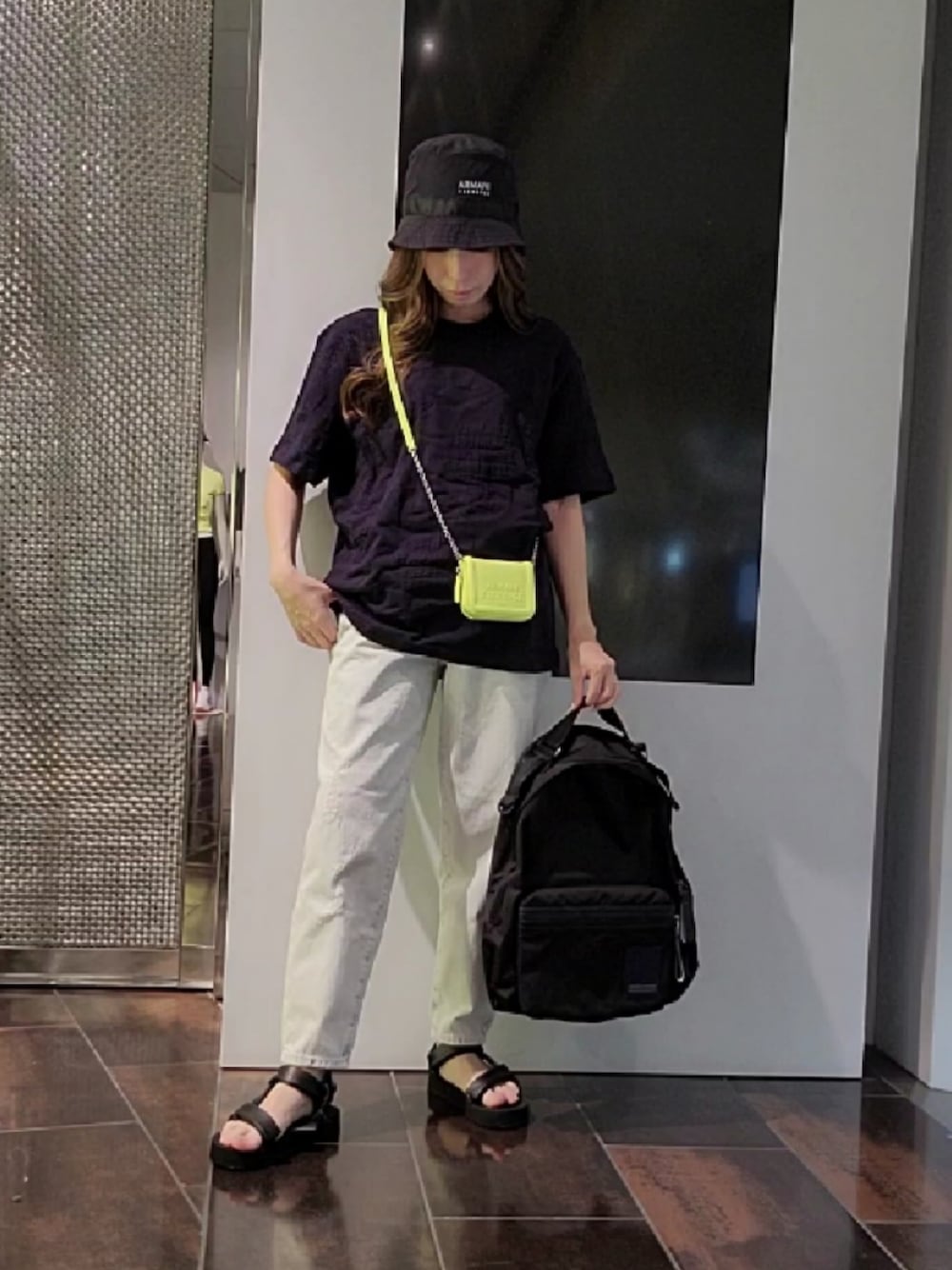 「アルマーニエクスチェンジ、AXchanger、AXchange、armaniexchange、ARMANIEXCHANGE、お出かけコーデ、夏、シンプルコーデ、ロゴT、Tシャツ×デニム」｜「ARMANI EXCHANGEの【A|X アルマーニ エクスチェンジ】アシッドライトブルーウォッシュデニムパンツ_J51 CARROT（デニムパンツ、ブルー系）」を使った、♡aYuMiiiiiiiiさん（レディース・158cm）の夏コーディネートの1枚目の写真