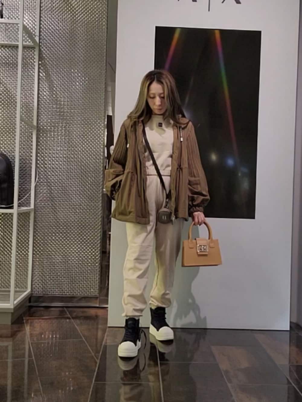 「アルマーニエクスチェンジ、armaniexchange、ARMANIEXCHANGE、AXchanger、AXchange、春めき満開コーデ、シンプルコーデ、お出かけコーデ、オトナ女子、お洒落さんとつながりたい、スニーカー、オトナカワイイ」｜「ARMANI EXCHANGEの【A|X アルマーニ エクスチェンジ】ミニメタルロゴ スウェットジョガーパンツ（EC限定カラー含）（スウェットパンツ、ベージュ系）」を使った、♡aYuMiiiiiiiiさん（レディース・158cm）の春コーディネートの1枚目の写真