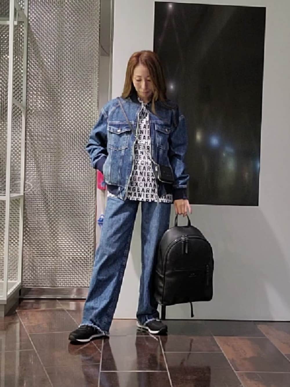 「アルマーニエクスチェンジ、AXchanger、AXchange、ARMANIEXCHANGE、レイヤードスタイル、夏コーデ、フェスコーデ、夏だ！Tシャツ着よう！、夏、シンプルコーデ、お出かけコーデ、大人コーデ、スニーカー、ロゴT、Tシャツ×デニム」｜「ARMANI EXCHANGEの【A|X アルマーニ エクスチェンジ】ミディアムブルー　デニムパンツ_J38 RELAXED（デニムパンツ、ブルー系）」を使った、♡aYuMiiiiiiiiさん（レディース・158cm）の夏コーディネートの1枚目の写真