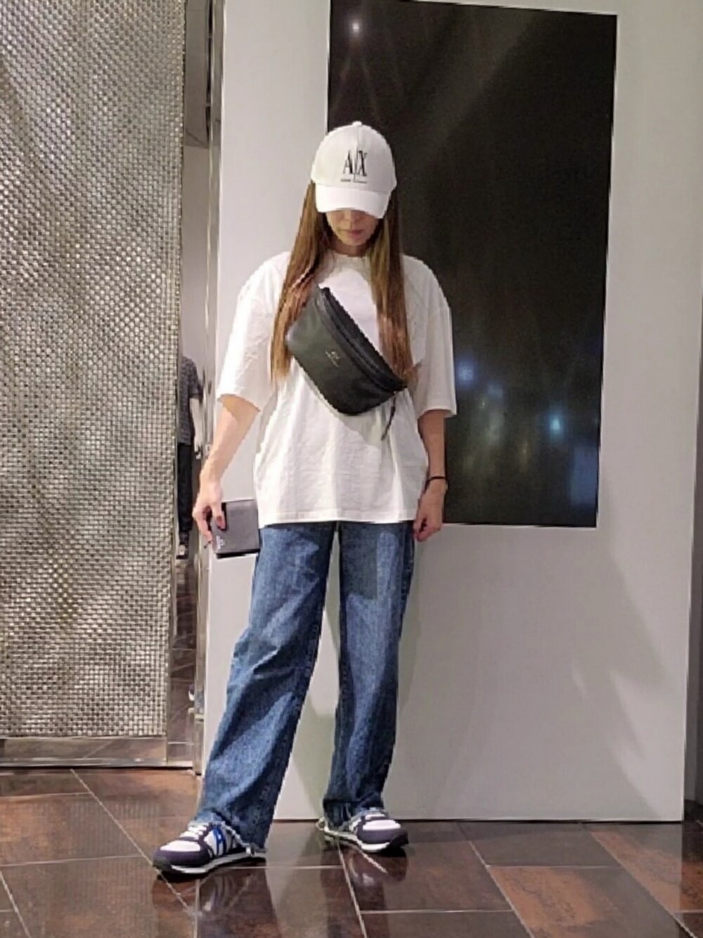 「アルマーニエクスチェンジ、AXchanger、AXchange、ロゴT、きれいめカジュアル、シンプルコーデ、オトナ女子、お出かけコーデ、Tシャツ×デニム、デニム、夏、キャップ、ストリート、スニーカー、ボディバッグ」｜「ARMANI EXCHANGEの【A|X アルマーニ エクスチェンジ】ミディアムブルー　デニムパンツ_J38 RELAXED（デニムパンツ、ブルー系）」を使った、♡aYuMiiiiiiiiさん（レディース・158cm）の春コーディネートの1枚目の写真