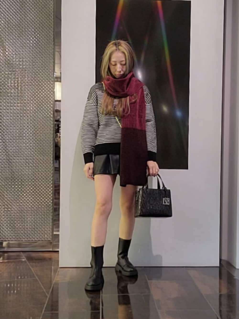 「アルマーニエクスチェンジ、armaniexchange、ARMANIEXCHANGE、AXchanger、AXchange、クリスマスに着たい服、オトナ女子、大人コーデ、お出かけコーデ、ブラックコーデ、きれいめカジュアル、ショートパンツ、オトナカワイイ、デートコーデ」｜「ARMANI EXCHANGEの【A|X アルマーニ エクスチェンジ】オールオーバーエンボスロゴ　ミニハンドバッグ（ハンドバッグ、ブラック系）」を使った、♡aYuMiiiiiiiiさん（レディース・158cm）の冬コーディネートの1枚目の写真