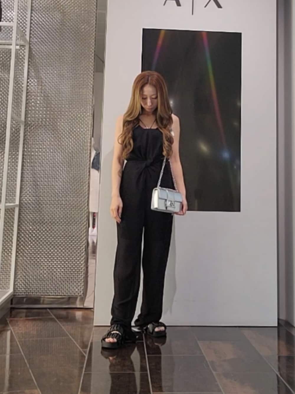 「アルマーニエクスチェンジ、armaniexchange、ARMANIEXCHANGE、AXchanger、AXchange、夏、シンプルコーデ、オトナ女子、お出かけコーデ、大人コーデ、ブラックコーデ、きれいめカジュアル、デートコーデ、ショルダーバッグ、オールインワン」｜「ARMANI EXCHANGEの【A|X アルマーニ エクスチェンジ】AXロゴ ギャザーサンダル（サンダル、ブラック系）」を使った、♡aYuMiiiiiiiiさん（レディース・158cm）の夏コーディネートの1枚目の写真