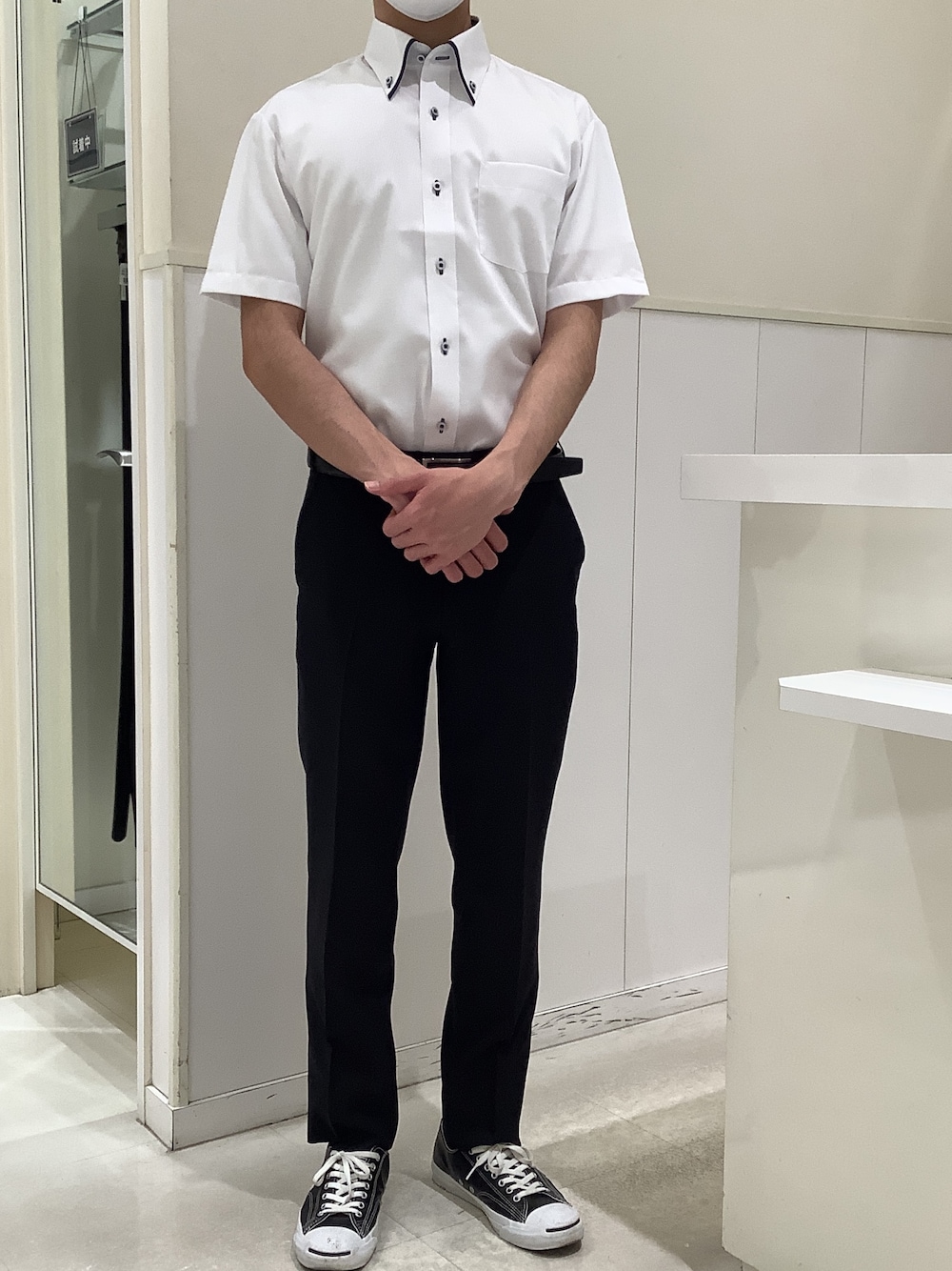 「東京シャツ、ブリックハウス、シャツ好き集まれ、メンズファッション、メンズコーデ、ビジネスコーデ、半袖シャツ、白シャツ、黒パンツ、スニーカー」｜「TOKYO SHIRTSの超形態安定ノーアイロン ボタンダウン 半袖ビジネスワイシャツ（ビジネスシャツ、ホワイト系）」を使った、BRICK HOUSE シャツ工房 新下関ゆめシティ店さん（メンズ・172cm）の春コーディネートの1枚目の写真