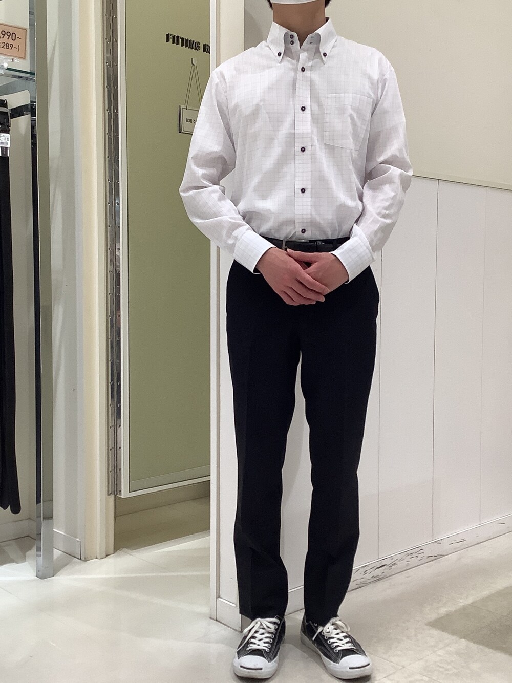 「ブリックハウス、東京シャツ、シャツ好き集まれ、メンズコーデ、ビジネスコーデ、パープル、黒パンツ、スニーカー、おしゃれさんと繋がりたい、ファッションを楽しもう」｜「TOKYO SHIRTSの形態安定ノーアイロン ドゥエボットーニ 長袖ビジネスワイシャツ（ビジネスシャツ、パープル系）」を使った、BRICK HOUSE シャツ工房 新下関ゆめシティ店さん（メンズ・172cm）の春コーディネートの1枚目の写真