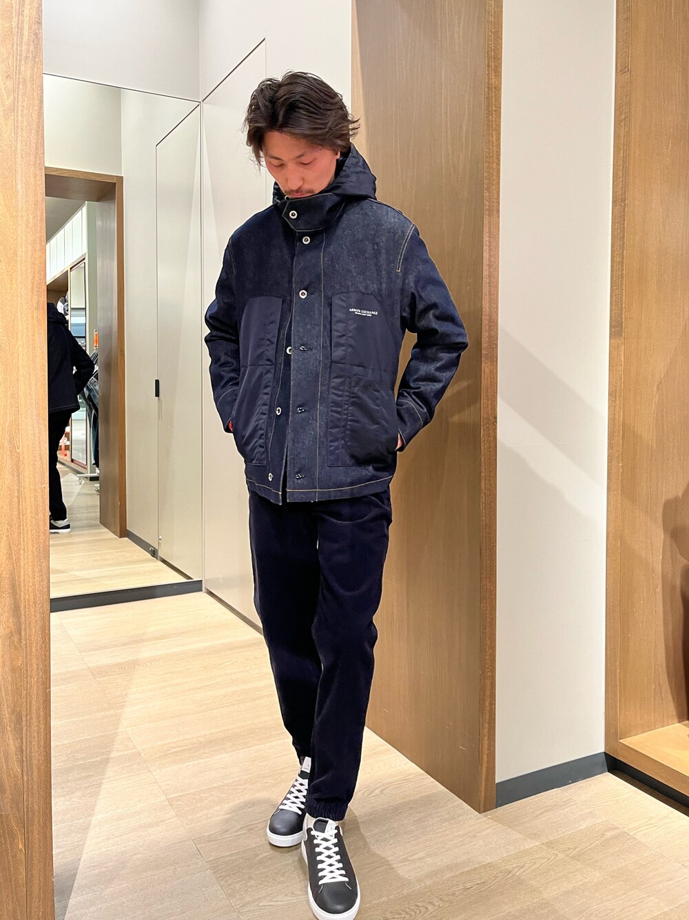 「Armani Exchange、AXchanger、アルマーニエクスチェンジ、AXchange、大人カジュアル、カジュアル、シンプル、ネイビー、スニーカー、デニム、フードコート」｜「ARMANI EXCHANGEの【A|X アルマーニ エクスチェンジ】レースアップスニーカー（スニーカー、ホワイト系）」を使った、SAKAさん（メンズ・178cm）の冬コーディネートの1枚目の写真