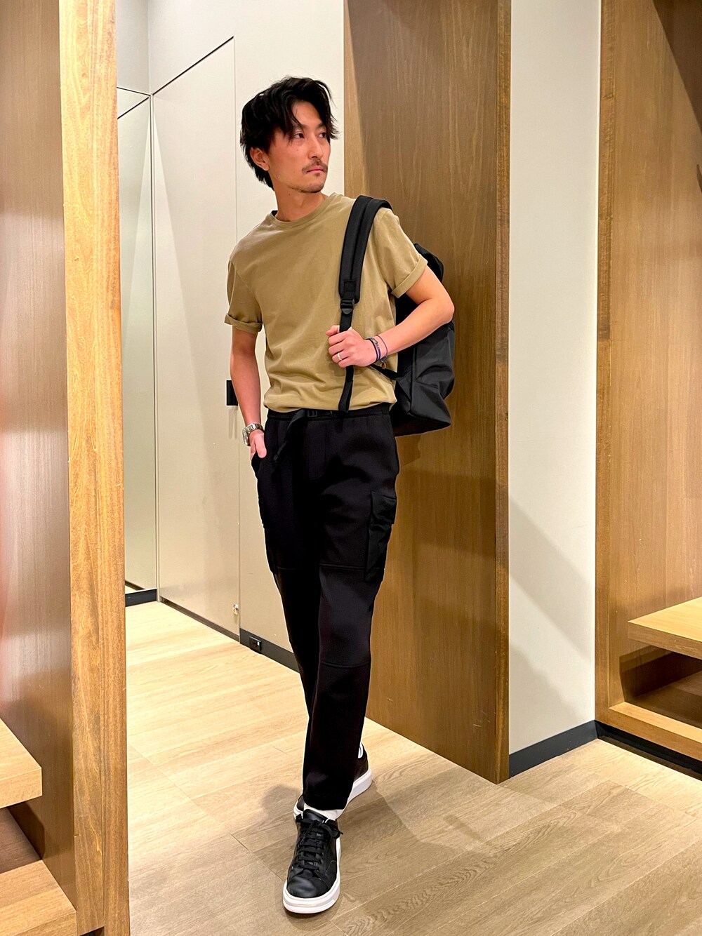 「Armani Exchange、AXchanger、AXchange、アルマーニエクスチェンジ、ベージュコーデ、ジョガーパンツ、バックパック、タックイン、スニーカーコーデ、Tシャツ」｜「ARMANI EXCHANGEの【A|X アルマーニ エクスチェンジ】AXロゴパッチ　シングルベルトフラップ　バックパック（バックパック/リュック、ブラック系）」を使った、SAKAさん（メンズ・178cm）の夏コーディネートの1枚目の写真