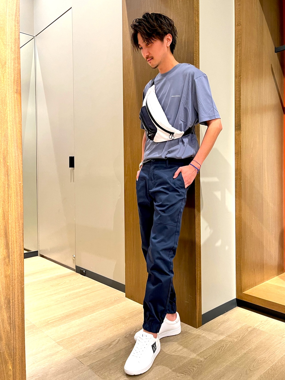 「Armani Exchange、AXchanger、アルマーニエクスチェンジ、AXchange、大人カジュアル、シンプル、タックイン、ボディバッグ、Tシャツ、ロゴT」｜「ARMANI EXCHANGEの【A|X アルマーニ エクスチェンジ】ロゴ　半袖クルーネックTシャツ/RELAXED（Tシャツ/カットソー、グレー系）」を使った、SAKAさん（メンズ・178cm）の夏コーディネートの1枚目の写真