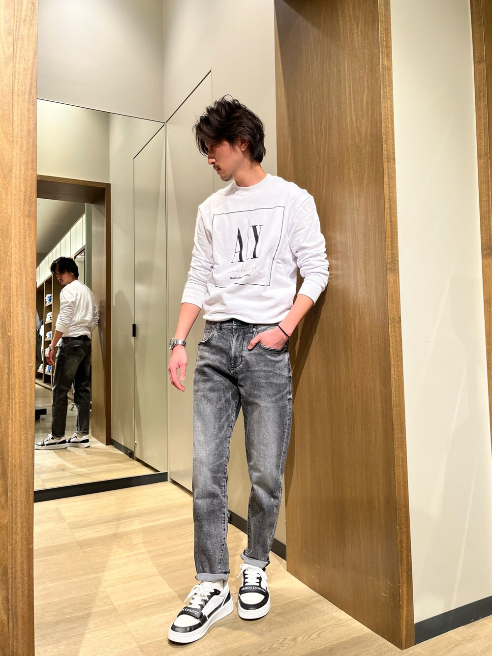 「Armani Exchange、アルマーニエクスチェンジ、AXchange、AXchanger、モノトーン、スニーカー、スウェット、グレー、デニム、デニムパンツ、シンプルコーデ、スウェットコーデ」｜「ARMANI EXCHANGEの【A|X アルマーニ エクスチェンジ】A|Xビッグロゴ　スウェットプルオーバー（スウェット、ホワイト系）」を使った、SAKAさん（メンズ・178cm）の春コーディネートの1枚目の写真