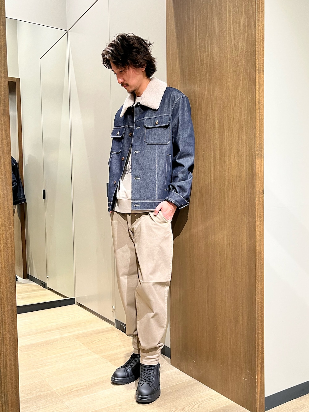 「AXchanger、AXchange、アルマーニエクスチェンジ、ARMANIEXCHANGE、ボア、ボアジャケット、デニムジャケット、デニム、今日のコーデ、冬アウター、ブラウン、ブーツ、冬コーデ、シンプル、メンズコーデ」｜「ARMANI EXCHANGEの【A|X アルマーニ エクスチェンジ】ボア襟　デニムジャケット（デニムジャケット、ブルー系）」を使った、SAKAさん（メンズ・178cm）の冬コーディネートの1枚目の写真