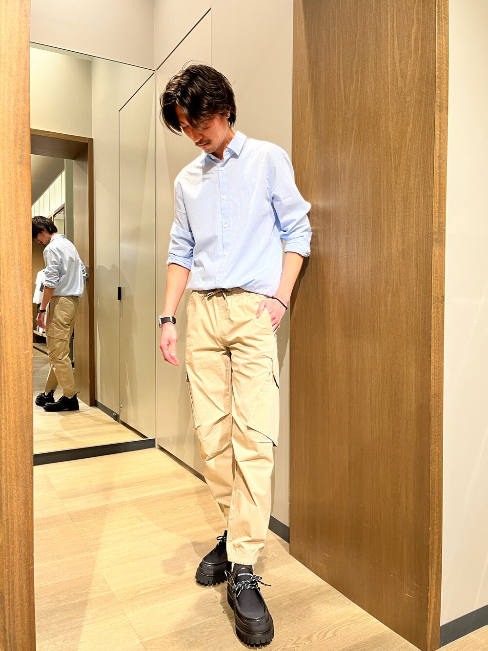 「Armani Exchange、アルマーニエクスチェンジ、AXchanger、AXchange、カジュアル、オトナカジュアル、春コーデ、シンプル、大人コーデ、キレイめ、シャツスタイル、カジュアルコーデ、パンツスタイル、ベージュ」｜「ARMANI EXCHANGEの【A|X アルマーニ エクスチェンジ】ロゴ　長袖シャツ/REGULAR（シャツ/ブラウス、ブルー系）」を使った、SAKAさん（メンズ・178cm）の春コーディネートの1枚目の写真