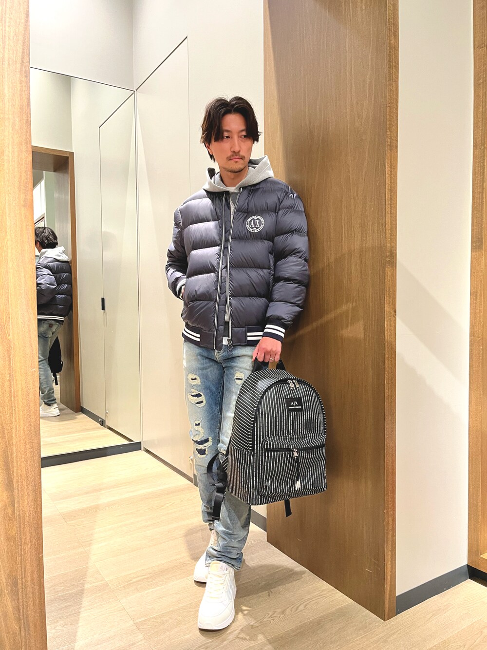 「Armani Exchange、AXchanger、アルマーニエクスチェンジ、AXchange、メンズコーデ、ジーンズ、アウター、ダウンジャケット、スニーカーコーデ、パーカー」｜「ARMANI EXCHANGEの【A|X アルマーニ エクスチェンジ】ストライプAXロゴ　バックパック（バックパック/リュック、ブラック系）」を使った、SAKAさん（メンズ・178cm）の秋コーディネートの1枚目の写真