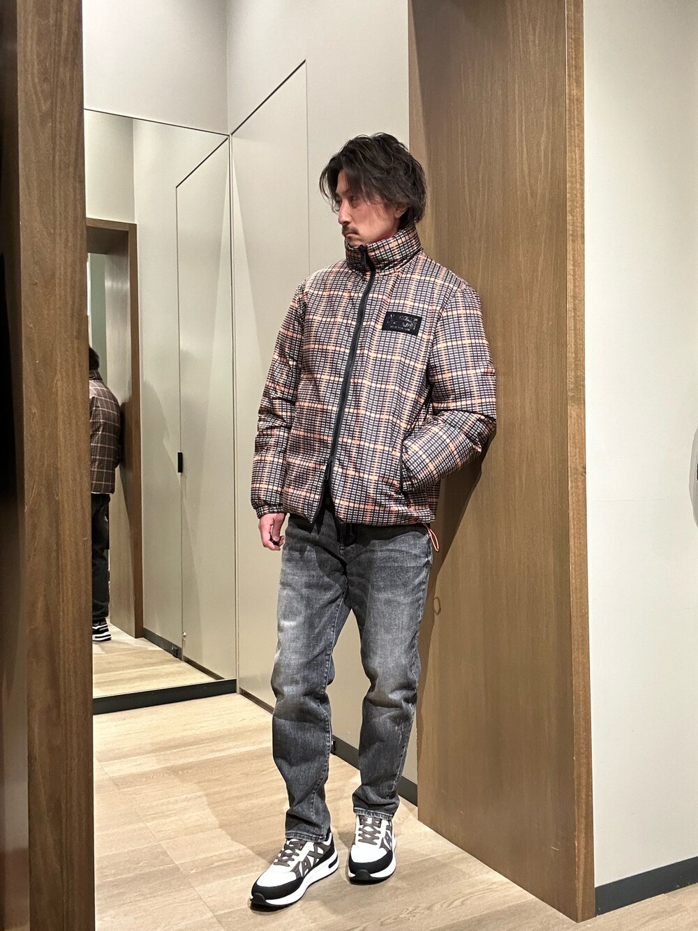 「AXchanger、AXchange、アルマーニエクスチェンジ、ARMANIEXCHANGE、大人カジュアル、デニム、チェック、オトナカジュアル、メンズファッション、大人コーデ、ブルゾン、カジュアルコーデ、休日コーデ、デニムパンツ、スニーカー」｜「ARMANI EXCHANGEの【A|X アルマーニ エクスチェンジ】AXロゴ　リバーシブルパファーブルゾン（ブルゾン、オレンジ系）」を使った、SAKAさん（メンズ・178cm）の冬コーディネートの1枚目の写真